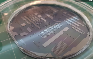 Este dispositivo puede detectar células cancerosas en una muestra de sangre de manera fácil y económica.